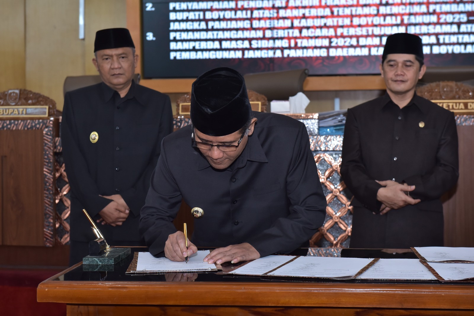 Dalam rangka meningkatkan transparansi dan akuntabilitas dalam pemerintahan, Dewan Perwakilan Rakyat Daerah (DPRD) Kabupaten Boyolali menggelar rapat paripurna untuk penyampaian pendapat umum fraksi-fraksi serta Bupati. Kegiatan ini merupakan bagian dari proses pengawasan dan partisipasi publik terhadap kebijakan yang diambil oleh eksekutif. Melalui forum ini, berbagai fraksi di DPRD memberikan pandangan dan masukan terkait program-program yang telah dijalankan serta yang akan datang, serta memfasilitasi dialog antara legislatif dan eksekutif yang sangat penting dalam konteks pembangunan daerah. Artikel ini akan membahas secara mendalam mengenai kegiatan tersebut, termasuk latar belakang, tujuan, serta dampaknya bagi masyarakat Boyolali. 1. Latar Belakang Rapat Paripurna Rapat paripurna DPRD merupakan salah satu mekanisme formal dalam menjalankan fungsi legislatif. Di Boyolali, kegiatan ini dilaksanakan sebagai bentuk tanggung jawab DPRD dalam menyampaikan aspirasi masyarakat kepada pemerintah. Dalam konteks ini, pembahasan pendapat umum fraksi dan Bupati sangat penting untuk menciptakan sinergi antara legislatif dan eksekutif. Latar belakang dilaksanakannya rapat ini juga terkait dengan proses penyusunan anggaran dan kebijakan publik. Setiap fraksi memiliki peranan untuk mengawasi dan memastikan bahwa setiap kebijakan yang diambil oleh pemerintah daerah sesuai dengan kebutuhan masyarakat. Rapat paripurna ini menjadi ajang untuk menilai capaian program sebelumnya serta merumuskan langkah-langkah strategis untuk perbaikan di masa mendatang. Dalam rapat tersebut, Bupati diharapkan dapat memberikan penjelasan mengenai program-program yang telah dilaksanakan, tantangan yang dihadapi, serta rencana ke depan. Hal ini penting untuk memberikan gambaran yang utuh bagi para anggota DPRD dan masyarakat mengenai kondisi dan perkembangan daerah. 2. Penyampaian Pendapat Umum Fraksi Setelah Bupati memberikan laporan, setiap fraksi dalam DPRD memiliki kesempatan untuk menyampaikan pendapat umum mereka. Penyampaian ini tidak hanya mencakup kritik, tetapi juga saran dan masukan yang konstruktif. Dalam konteks ini, anggotanya diharapkan mampu mengkaji setiap aspek dari kebijakan dan program yang ada. Fraksi-fraksi yang ada di DPRD Boyolali memiliki karakter dan fokus yang berbeda, sehingga pendapat yang disampaikan pun beragam. Beberapa fraksi mungkin menyoroti isu-isu sosial, kesehatan, pendidikan, atau ekonomi. Misalnya, fraksi yang lebih fokus pada isu pendidikan mungkin akan memberikan perhatian khusus pada program peningkatan kualitas pendidikan di Boyolali. Penting untuk dicatat bahwa penyampaian pendapat umum fraksi tidak hanya berlaku untuk program yang sudah dilaksanakan, tetapi juga untuk rencana yang akan datang. Setiap fraksi diharapkan dapat memberikan analisis yang mendalam mengenai relevansi dan keberlanjutan program-program tersebut dalam konteks kebutuhan masyarakat. Melalui pendapat umum ini, DPRD ingin memastikan bahwa suara rakyat terdengar dan diperhatikan dalam pengambilan keputusan. Ini merupakan bentuk partisipasi aktif dari masyarakat dalam proses pemerintahan. 3. Tanggapan Bupati terhadap Pendapat Umum Fraksi Setelah semua fraksi menyampaikan pendapatnya, Bupati berkesempatan untuk memberikan tanggapan. Penjelasan ini sangat penting untuk menjembatani pemahaman antara pemerintah dan legislatif. Bupati dapat menjelaskan kebijakan yang diambil, menjawab kritik yang muncul, serta memberikan klarifikasi tentang capaian dan tantangan yang dihadapi. Dalam tanggapannya, Bupati juga bisa menguraikan rencana aksi yang akan diambil untuk mengatasi masalah yang diangkat oleh DPRD. Ini menunjukkan komitmen pemerintah untuk mendengarkan masukan dari legislatif dan masyarakat. Misalnya, jika ada kritik mengenai rendahnya kualitas layanan kesehatan, Bupati dapat menjelaskan langkah-langkah yang akan diambil untuk memperbaiki situasi tersebut, seperti peningkatan anggaran untuk fasilitas kesehatan atau program pelatihan bagi tenaga medis. Tanggapan Bupati juga menjadi momen kunci untuk menjalin hubungan yang lebih baik antara eksekutif dan legislatif. Komunikasi yang terbuka dan responsif akan memberikan dampak positif bagi pembangunan daerah. Bupati diharapkan tidak hanya menjawab kritik, tetapi juga mengajak DPRD untuk bersama-sama merumuskan solusi. 4. Dampak Rapat Paripurna terhadap Masyarakat Rapat paripurna penyampaian pendapat umum fraksi dan Bupati bukan hanya sekadar formalitas, tetapi memiliki dampak yang signifikan bagi masyarakat Boyolali. Pertama, kegiatan ini meningkatkan transparansi dalam pemerintahan. Ketika fraksi-fraksi DPRD menyampaikan pendapatnya dan Bupati memberikan tanggapan, masyarakat dapat melihat bahwa ada proses pengawasan yang aktif terhadap kebijakan publik. Kedua, forum ini juga berpotensi meningkatkan akuntabilitas pemerintah. Dengan adanya masukan dan kritik dari DPRD, pemerintah dituntut untuk lebih bertanggung jawab dalam melaksanakan program-programnya. Masyarakat menjadi lebih sadar akan hak dan kewajibannya, serta berperan aktif dalam mengawasi pemerintah. Ketiga, rapat ini juga menjadi sarana untuk menyatukan visi antara legislatif dan eksekutif. Jika DPRD dan Bupati dapat bekerja sama secara harmonis, maka program-program yang dihasilkan akan lebih efektif dan efisien. Ini akan berdampak langsung pada peningkatan kualitas hidup masyarakat Boyolali. Secara keseluruhan, rapat paripurna ini merupakan langkah strategis dalam memperkuat demokrasi di tingkat daerah. Semua pihak diharapkan dapat saling berkolaborasi untuk mencapai tujuan bersama, yaitu kesejahteraan masyarakat.