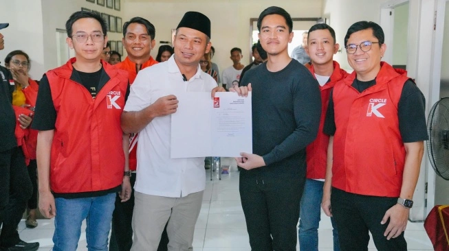 Pilkada merupakan momen penting dalam dinamika politik di Indonesia, termasuk di wilayah Jawa Tengah. Sebagai salah satu kota yang memiliki pengaruh besar, Solo tidak terlepas dari perhatian media dan masyarakat. Baru-baru ini, Kaesang Pangarep, putra Presiden Joko Widodo, menciptakan kontroversi dengan penugasan Aparatur Sipil Negara (ASN) Pemkot Solo untuk berpartisipasi dalam Pilkada Boyolali. Penugasan ini memang menimbulkan reaksi beragam, terutama dari kalangan politisi, seperti yang diungkapkan oleh politisi PDIP yang menegaskan bahwa tindakan tersebut wajib disanksi. Dalam artikel ini, kita akan mengeksplorasi dampak dan implikasi dari penugasan ASN oleh Kaesang, serta respon dari berbagai pihak terhadap situasi ini. 1. Konteks Penugasan ASN dalam Pilkada Penugasan ASN untuk berpartisipasi dalam pilkada menimbulkan sejumlah pertanyaan mengenai etika dan hukum. ASN seharusnya bertugas untuk melayani publik dengan netralitas, sehingga keterlibatan mereka dalam politik praktis sangatlah sensitif. Dalam konteks ini, Kaesang yang menjabat sebagai Wali Kota Solo memiliki hak untuk melakukan penugasan tersebut, namun harus dipertimbangkan juga dampak yang ditimbulkannya. Pada dasarnya, penugasan ASN ke Pilkada Boyolali merupakan bagian dari strategi untuk mengoptimalkan sumber daya manusia demi memenangkan calon yang diusung oleh partai politik tertentu. Namun, tindakan ini juga bisa berisiko menimbulkan konflik kepentingan dan mengabaikan prinsip netralitas ASN. Sebagai bagian dari sistem pemerintahan, ASN diharapkan dapat menjalankan fungsinya dengan baik tanpa terpengaruh oleh kepentingan politik. Penugasan ini tak ayal memunculkan kritik dari berbagai pihak yang melihatnya sebagai pelanggaran terhadap Undang-Undang Nomor 5 Tahun 2014 tentang Aparatur Sipil Negara. Pasal-pasal dalam undang-undang tersebut menegaskan pentingnya menjaga netralitas ASN dalam setiap proses politik. Dalam konteks inilah, reaksi dari politisi PDIP menjadi penting untuk dicermati. 2. Reaksi Politisi Terhadap Penugasan ASN Politisi PDIP merespons tindakan Kaesang dengan tegas dan menyatakan bahwa ASN yang ditugaskan harus mendapatkan sanksi. Hal ini menunjukkan bahwa ada kepentingan politik yang lebih besar di balik penugasan tersebut, dan tidak bisa dipandang sebelah mata. Sanksi dianggap sebagai langkah yang tepat untuk menjaga integritas dan netralitas ASN di Indonesia. Politisi PDIP mengingatkan bahwa pelanggaran terhadap prinsip-prinsip ini bisa merusak kepercayaan publik terhadap institusi pemerintahan. Reaksi ini juga mencerminkan dinamika politik yang ada di dalam tubuh PDIP sendiri. Sebagai partai yang berkomitmen terhadap transparansi dan akuntabilitas, PDIP merasa perlu untuk menyampaikan suara kritis terhadap praktik-praktik yang dinilai merugikan. Dalam konteks Pilkada Boyolali, di mana persaingan politik semakin ketat, setiap tindakan yang dianggap melanggar aturan bisa jadi bumerang bagi partai yang bersangkutan. Oleh karena itu, penegakan sanksi terhadap ASN yang terlibat dalam penugasan ini menjadi penting untuk memastikan bahwa semua pihak berkomitmen menjaga netralitas dalam proses politik. 3. Implikasi Hukum dan Etika dari Penugasan ASN Dari sudut pandang hukum, penugasan ASN oleh Kaesang dapat berpotensi menimbulkan masalah serius. Pasal 2 huruf b Undang-Undang ASN secara tegas menyatakan bahwa ASN harus bebas dari pengaruh dan intervensi pihak manapun, termasuk pihak politik. Jika ditemukan bukti bahwa ASN terlibat dalam kegiatan yang mendukung calon tertentu di Pilkada Boyolali, maka pihak berwenang dapat mengambil langkah hukum. Sanksi yang dapat dikenakan pun bervariasi, mulai dari teguran hingga pemecatan. Selain hukum, etika juga menjadi pertimbangan penting dalam isu ini. Netralitas ASN adalah pilar utama dalam menjaga kepercayaan publik terhadap pemerintah. Ketika ASN terlibat dalam politik praktis, masyarakat bisa kehilangan kepercayaan pada integritas pihak yang seharusnya melayani mereka. Oleh karena itu, penting bagi setiap elemen pemerintahan untuk tetap berpegang pada prinsip-prinsip etika dan hukum yang ada. Penegakan hukum dan etika yang ketat akan memastikan bahwa ASN tetap menjalankan fungsi mereka dengan baik dan bebas dari pengaruh politik. 4. Langkah-langkah Tindak Lanjut Menyikapi situasi ini, penting bagi pemerintah untuk segera mengambil langkah-langkah tindak lanjut. Pertama-tama, sebuah investigasi independen perlu dilakukan untuk mengetahui sejauh mana penugasan ASN ini benar-benar terjadi dan apakah ada pelanggaran yang dilakukan. Keputusan untuk memberikan sanksi atau tindakan lainnya harus didasarkan pada hasil investigasi tersebut. Kedua, perlu ada sosialisasi ulang mengenai pentingnya netralitas ASN kepada seluruh pegawai negeri. Hal ini bertujuan untuk memperkuat komitmen mereka dalam menjaga integritas dan kepercayaan publik. Selain itu, perlu juga adanya regulasi yang lebih ketat terkait keterlibatan ASN dalam politik. Ketiga, kerjasama antara pemerintah daerah dan Komisi Pemilihan Umum (KPU) juga menjadi penting untuk mencegah terulangnya kasus serupa di masa depan. KPU memiliki peran penting dalam memastikan bahwa semua pihak, termasuk ASN, mematuhi aturan yang ada. Dengan langkah-langkah tersebut, diharapkan situasi seperti ini tidak akan terulang dan kepercayaan publik terhadap pemerintah dapat terjaga.