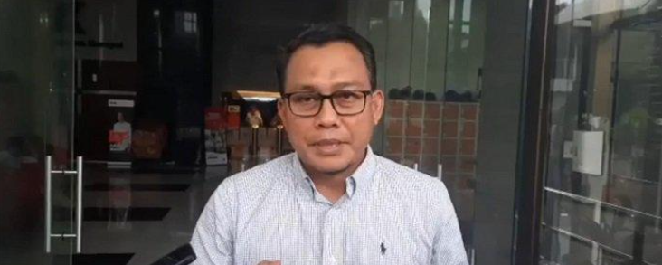 Kasus korupsi di Indonesia selalu menjadi topik yang hangat dan sering menarik perhatian publik. Baru-baru ini, berita mengenai Surat Perintah Dimulainya Penyidikan (SPDP) yang berkaitan dengan kasus korupsi di Boyolali beredar luas di media sosial. Namun, Komisi Pemberantasan Korupsi (KPK) dengan tegas memastikan bahwa informasi tersebut adalah hoaks. Berita palsu semacam ini semakin memperkeruh suasana dan dapat mempengaruhi opini masyarakat serta kepercayaan publik terhadap lembaga hukum. Dalam artikel ini, kita akan membahas lebih dalam mengenai pernyataan KPK, bagaimana hoaks ini menyebar, serta langkah-langkah pencegahan yang dapat diambil untuk menghadapi berita palsu. 1. Penjelasan KPK tentang Hoaks SPDP KPK adalah lembaga yang bertugas untuk mencegah dan memberantas korupsi di Indonesia. Dalam situasi terbaru mengenai SPDP di Boyolali, KPK mengeluarkan pernyataan resmi yang menyatakan bahwa berita mengenai penyidikan tersebut tidak benar. Melalui konferensi pers dan media sosial, KPK mengklarifikasi bahwa tidak ada kasus korupsi yang sedang ditangani di wilayah Boyolali saat ini. Penegasan ini penting untuk menjaga kepercayaan publik terhadap integritas lembaga dan proses hukum yang ada di Indonesia. Pernyataan KPK tidak hanya sekedar kata-kata, tetapi memiliki dasar hukum dan prosedural yang kuat. Dalam konteks hukum, SPDP merupakan langkah awal dalam proses penyidikan yang sah, dan harus didasarkan pada fakta dan bukti yang kuat. KPK menjelaskan bahwa mereka tidak akan mengeluarkan SPDP tanpa adanya fakta yang mendukung. Oleh karena itu, setiap informasi yang menyatakan telah terbitnya SPDP tanpa bukti yang jelas sangat mungkin adalah informasi yang menyesatkan. Proses penyidikan yang dilakukan oleh KPK diatur oleh Undang-Undang, dan setiap langkah yang diambil harus transparan dan akuntabel. Dalam hal ini, KPK juga mengimbau masyarakat untuk tidak mudah terpengaruh oleh informasi yang beredar tanpa verifikasi yang jelas. Hoaks tidak hanya merugikan individu yang dicemarkan namanya, tetapi juga menurunkan citra lembaga yang berkomitmen untuk memberantas korupsi. 2. Dampak Penyebaran Hoaks terhadap Masyarakat dan Lembaga Penyebaran hoaks, terutama yang berkaitan dengan isu hukum dan korupsi, dapat memiliki dampak yang signifikan terhadap masyarakat. Pertama, hoaks dapat menciptakan ketidakpastian dan kebingungan di kalangan publik. Ketika informasi yang salah beredar, masyarakat bisa saja berasumsi bahwa ada masalah serius di suatu daerah atau dengan suatu lembaga, padahal itu tidak benar. Ketidakpastian ini dapat menimbulkan keresahan dan meningkatkan ketidakpercayaan terhadap lembaga pemerintahan. Kedua, dampak dari hoaks ini juga bisa merugikan reputasi pihak-pihak yang dituduh. Dalam kasus ini, jika ada individu atau kelompok tertentu yang disebarkan namanya dalam berita hoaks tersebut, reputasi mereka bisa rusak tanpa adanya bukti yang kuat. Ini dapat berakibat pada stigma sosial yang tidak adil dan dapat mempengaruhi kehidupan pribadi serta profesional mereka. Ketiga, hoaks dapat melemahkan upaya pemberantasan korupsi. Ketika masyarakat tidak lagi percaya pada lembaga seperti KPK karena berita palsu, semakin sulit bagi lembaga tersebut untuk melakukan tugasnya. Kepercayaan publik sangat penting dalam mendukung tindakan pemberantasan korupsi yang efektif. Jika masyarakat merasa skeptis terhadap semua informasi yang datang dari KPK, maka potensi untuk kolaborasi antara masyarakat dan lembaga penegak hukum akan berkurang. Oleh karena itu, penting bagi setiap individu untuk bersikap kritis terhadap informasi yang diterima, terutama yang menyangkut isu-isu yang sensitif seperti korupsi. Masyarakat harus dilatih untuk melakukan verifikasi terhadap sumber informasi sebelum menyebarkannya lebih lanjut. 3. Langkah-Langkah Pencegahan Terhadap Penyebaran Hoaks Mencegah penyebaran hoaks adalah tanggung jawab bersama, baik dari lembaga pemerintah, masyarakat, maupun individu. Pertama, lembaga seperti KPK harus meningkatkan transparansi dan komunikasi yang efektif kepada publik. Dengan memberikan informasi yang akurat dan cepat, masyarakat akan lebih percaya pada kinerja lembaga tersebut dan tidak mudah terpengaruh oleh berita palsu. Kedua, edukasi kepada masyarakat mengenai cara mengenali hoaks sangat penting. Masyarakat perlu dilatih untuk memahami cara kerja media sosial dan bagaimana berita dapat dengan mudah diputarbalikkan. Program-program literasi digital dapat membantu dalam memberikan pengetahuan yang diperlukan untuk mencegah penyebaran hoaks. Ketiga, kolaborasi antara pemerintah dan platform media sosial untuk mengidentifikasi dan menanggulangi hoaks juga sangat penting. Melalui kerjasama ini, informasi yang salah bisa segera ditangani sebelum menyebar lebih luas. Misalnya, platform media sosial dapat menandai konten yang dikategorikan sebagai hoaks sehingga pengguna lebih waspada. Akhirnya, setiap individu harus mempunyai inisiatif untuk tidak menyebarkan informasi yang belum diverifikasi. Tindakan ini meski tampaknya kecil, namun dapat memberikan dampak positif yang besar dalam menjaga keakurasian informasi di masyarakat. 4. Peran Media dalam Menanggulangi Hoaks Media memiliki peran yang sangat penting dalam menanggulangi penyebaran hoaks. Sebagai sumber informasi utama bagi masyarakat, media harus bertanggung jawab untuk menyajikan berita yang akurat dan terpercaya. Jurnalis harus dilatih untuk melakukan investigasi yang mendalam sebelum menerbitkan berita, terutama yang berkaitan dengan isu-isu hukum dan korupsi. Media juga harus menjadi garda terdepan dalam memberitakan klarifikasi atau penyangkalan dari lembaga resmi seperti KPK. Dengan demikian, berita yang tidak benar bisa segera dibantah dan masyarakat tidak terpengaruh oleh hoaks yang beredar. Selain itu, media juga bisa berperan dalam mendidik masyarakat tentang cara mengenali berita palsu dan pentingnya melakukan pengecekan fakta. Di era digital, media sosial sering menjadi saluran utama penyebaran informasi. Oleh karena itu, media harus bijak dalam menggunakan platform ini dan memberi perhatian lebih pada konten yang dibagikan. Dengan cara ini, diharapkan masyarakat akan lebih kritis dalam menerima informasi dan tidak mudah terjebak dalam berita hoaks.