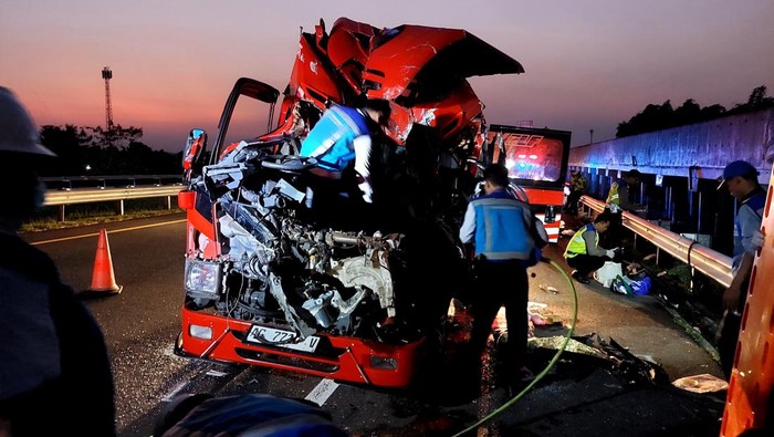 Kecelakaan di jalan raya merupakan salah satu penyebab utama kematian di banyak negara, termasuk Indonesia. Kasus kecelakaan maut yang terjadi di Tol Boyolali baru-baru ini menambah daftar panjang tragedi di jalan raya. Insiden ini melibatkan beberapa kendaraan dan mengakibatkan enam orang kehilangan nyawa. Lebih dari sekadar angka, setiap kecelakaan menyimpan cerita, duka, dan dampak sosial yang mendalam bagi keluarga korban serta masyarakat luas. Dalam artikel ini, kita akan membahas secara mendalam mengenai penyebab, dampak, dan langkah-langkah pencegahan yang bisa diambil untuk menghindari kejadian serupa di masa depan. Penyebab Kecelakaan di Tol Boyolali Kecelakaan maut di Tol Boyolali tidak bisa dipandang sebelah mata. Penyelidikan awal menunjukkan bahwa ada beberapa faktor yang berkontribusi terhadap terjadinya insiden tersebut. Salah satu penyebab utama adalah kelalaian pengemudi. Banyak pengemudi yang tidak memperhatikan kecepatan dan kondisi kendaraan saat melintas di jalan tol, yang dikenal dengan kecepatan tinggi. Dalam beberapa kasus, pengemudi mungkin juga mengantuk atau terganggu oleh hal-hal lain, seperti penggunaan ponsel saat berkendara. Selain kelalaian pengemudi, faktor cuaca juga memiliki peran penting dalam kecelakaan di jalan raya. Jika kondisi cuaca buruk, seperti hujan lebat atau kabut, pengemudi harus lebih berhati-hati. Di Tol Boyolali, laporan cuaca saat kejadian menunjukkan bahwa visibilitas berkurang, yang berpotensi meningkatkan risiko kecelakaan. Faktor lain yang mungkin juga terlibat adalah kondisi jalan yang tidak memadai. Meskipun tol biasanya memiliki standar yang lebih baik dibandingkan jalan raya biasa, faktor seperti permukaan jalan yang licin atau adanya lubang juga bisa meningkatkan kemungkinan terjadinya kecelakaan. Pemerintah perlu memperhatikan perawatan infrastruktur jalan untuk memastikan keselamatan semua pengguna jalan. Dampak Sosial dan Psikologis Kecelakaan Kecelakaan maut tidak hanya menghancurkan nyawa orang-orang yang terlibat, tetapi juga memberikan dampak yang sangat besar bagi keluarga, teman, dan masyarakat sekitar. Kehilangan anggota keluarga yang tiba-tiba dapat memicu berbagai reaksi emosional, mulai dari kesedihan mendalam hingga kemarahan. Trauma ini sering kali berlanjut dalam jangka waktu yang panjang, memengaruhi kesehatan mental keluarga yang ditinggalkan. Dalam konteks sosial, kecelakaan ini juga menggugah kesadaran masyarakat tentang pentingnya keselamatan berkendara. Berita mengenai kecelakaan maut sering kali menjadi topik hangat yang diperbincangkan di media sosial. Hal ini dapat meningkatkan kepedulian masyarakat terhadap keselamatan jalan raya, meskipun dampak jangka panjangnya masih perlu dilihat. Selain itu, kecelakaan seperti ini juga dapat memberikan tekanan kepada pemerintah dan pihak berwenang untuk melakukan evaluasi terhadap kebijakan keselamatan berkendara. Dalam banyak kasus, publik menuntut tindakan dari pemerintah untuk meningkatkan pengawasan dan menegakkan hukum yang lebih ketat terkait pelanggaran lalu lintas. Tindakan Pencegahan Kecelakaan di Jalan Tol Untuk mencegah kecelakaan serupa terjadi di masa depan, beberapa langkah pencegahan perlu diambil. Pertama, edukasi dan kampanye keselamatan berkendara harus ditingkatkan. Masyarakat perlu diberikan pemahaman tentang pentingnya mematuhi aturan lalu lintas, menggunakan sabuk pengaman, dan tidak menggunakan ponsel saat berkendara. Kedua, pemerintah harus memperbaiki infrastruktur jalan dan memastikan bahwa jalan tol dalam kondisi baik. Pemeliharaan rutin harus dilakukan untuk menghindari munculnya lubang atau kerusakan lain yang dapat membahayakan pengguna jalan. Pemasangan rambu-rambu peringatan dan lampu lalu lintas di area tertentu juga dapat membantu meningkatkan keamanan. Ketiga, penegakan hukum yang lebih ketat terhadap pelanggaran lalu lintas sangat penting. Pengemudi yang melanggar aturan, seperti berkendara dalam keadaan mabuk atau melanggar batas kecepatan, harus diberikan sanksi yang tegas. Dengan demikian, diharapkan pengemudi akan lebih disiplin dan bertanggung jawab saat berkendara. Peran Media dalam Pemberitaan Kecelakaan Media memiliki peran penting dalam menyebarluaskan informasi mengenai kecelakaan maut dan dampaknya. Dalam kasus kecelakaan di Tol Boyolali, media massa berperan dalam memberikan informasi yang akurat dan cepat kepada publik. Pemberitaan yang baik dapat membantu masyarakat untuk memahami penyebab dan konsekuensi dari kecelakaan tersebut. Namun, media juga memiliki tanggung jawab untuk memberitakan dengan bijak. Terkadang, pemberitaan yang berlebihan dapat memicu kepanikan dan kekhawatiran masyarakat. Oleh karena itu, penting bagi media untuk menjaga etika jurnalistik dan tidak sensationalis dalam pemberitaan mereka. Melalui pemberitaan yang tepat, media juga dapat mendorong tindakan pencegahan dari pihak berwenang. Dengan mengangkat isu keselamatan berkendara, media dapat menjadi alat untuk mendorong perubahan positif dalam kebijakan dan perilaku masyarakat, serta meningkatkan kesadaran tentang pentingnya keselamatan di jalan raya.