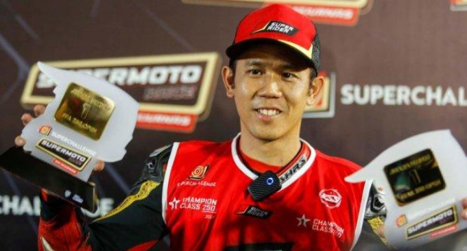 Rider Surabaya, Tommy Salim Raih Juara Umum Superchallenge Supermoto Race 2024